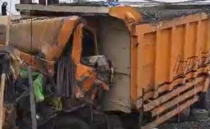 Diduga Rem Blong, Tabrakan Beruntun di Jembatan Sekarwangi Cibadak, Sopir Truk Terjepit IMG_20260704_143553.jpg
